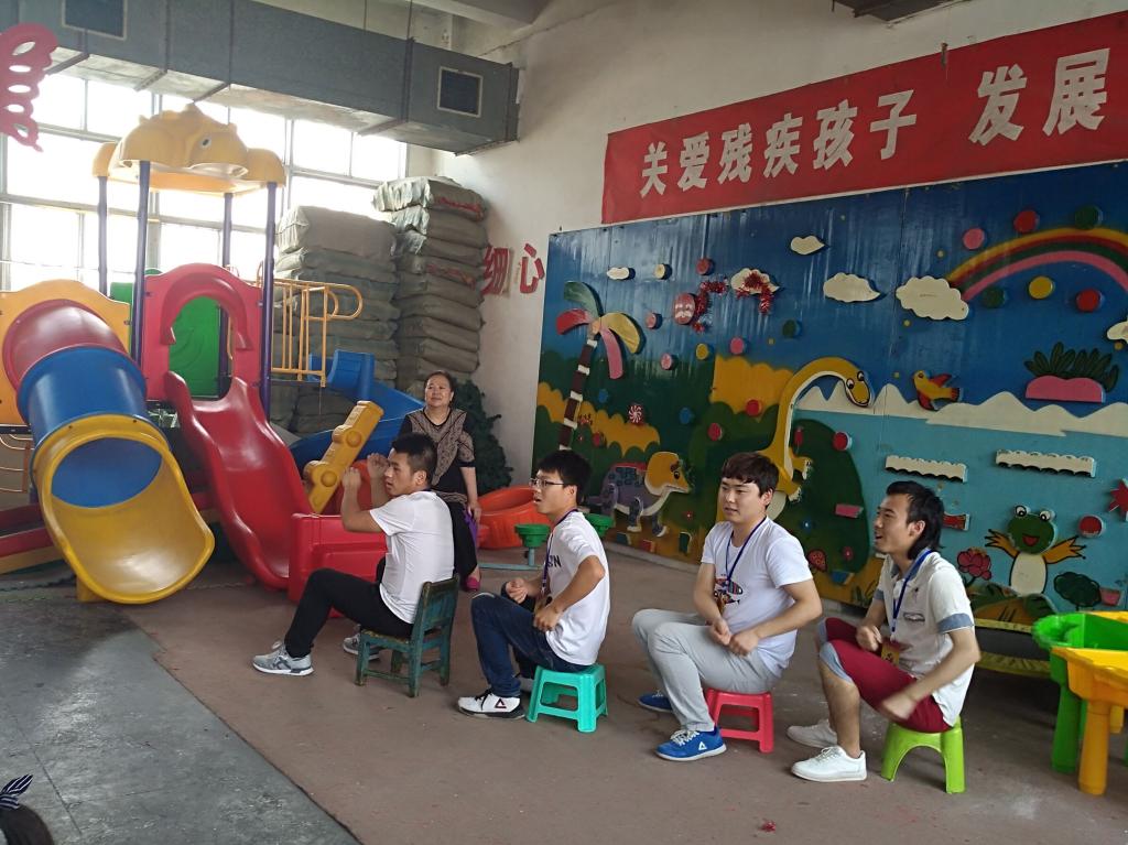 同孩子们做游戏